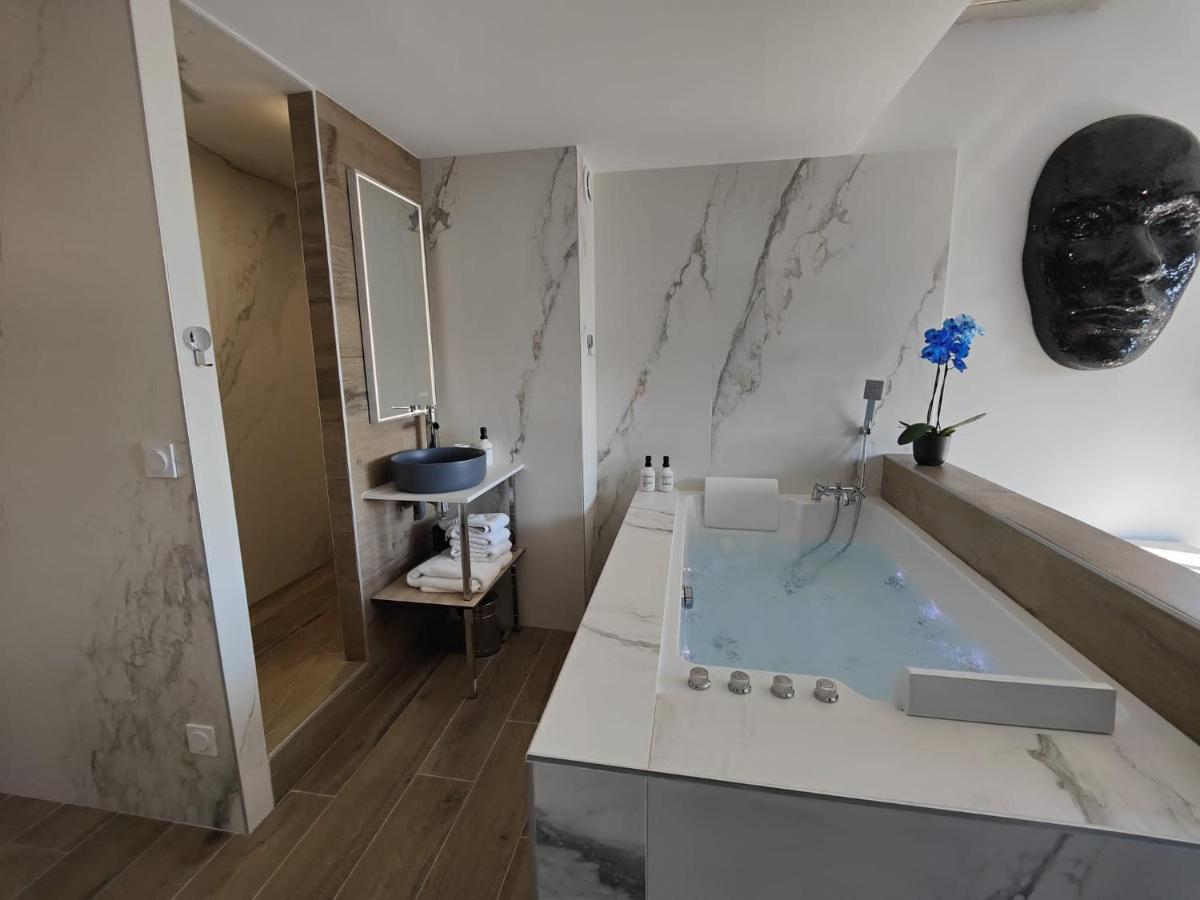 Suites Jm - Les Pins Marines - Jacuzzi & Vue Mer Bandol Exterior foto